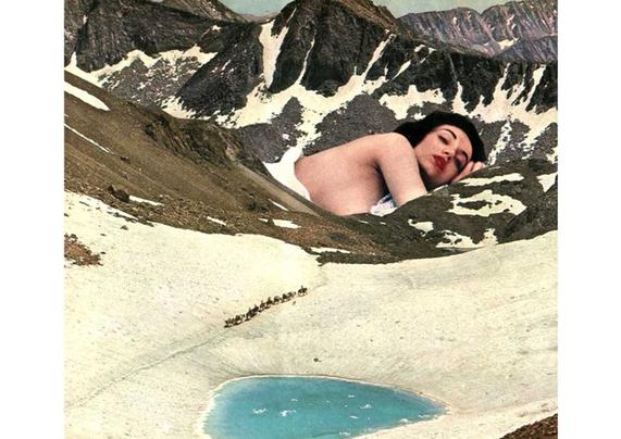 une femme géante assoupie dévêtue sur le flanc d’une montagne, la tête dans les névés ; une cordée d’alpinistes tente de la rejoindre
