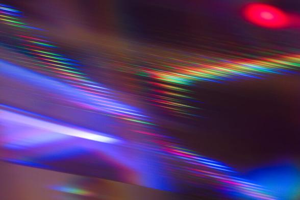 Lightpainting, stark verzerrte Farben, die das Lichtspektrum aufbricht, also einen Regenbogen zeigt.