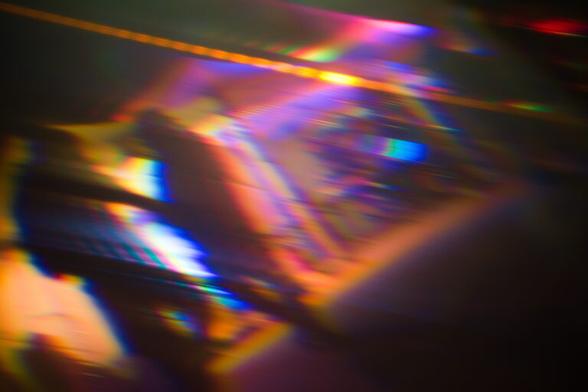 Stark verzerrtes Bild zweier schemenhafter Gestalten