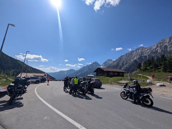 Staller Sattel. Blick Richtung Italien. Viele Motorrad-Fahrer:innen warten auf die Abfahrt.
