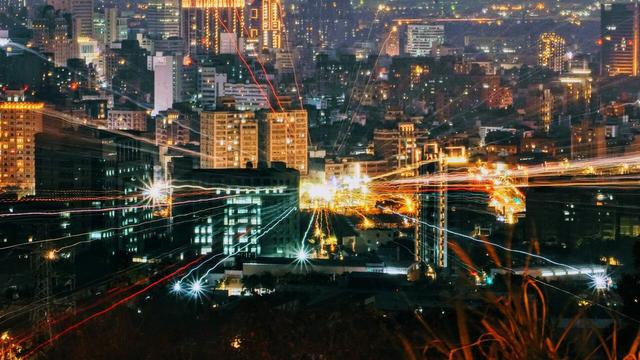 <figure class="wp-block-image size-large wp-lightbox-container"><img alt="imagem de uma cidade a noite" class="wp-image-834470" height="1079" src="https://files.tecnoblog.net/wp-content/uploads/2025/06/wenhung-yang-2vmy_onf_04-unsplash-edited.jpg" width="1920" /><button class="lightbox-trigger" type="button">
			<svg fill="none" height="12" viewBox="0 0 12 12" width="12" xmlns="http://www.w3.org/2000/svg">
				<path d="M2 0a2 2 0 0 0-2 2v2h1.5V2a.5.5 0 0 1 .5-.5h2V0H2Zm2 10.5H2a.5.5 0 0 1-.5-.5V8H0v2a2 2 0 0 0 2 2h2v-1.5ZM8 12v-1.5h2a.5.5 0 0 0 .5-.5V8H12v2a2 2 0 0 1-2 2H8Zm2-12a2 2 0 0 1 2 2v2h-1.5V2a.5.5 0 0 0-.5-.5H8V0h2Z" fill="#fff">
			</svg>
		</button><figcaption class="wp-element-caption">Entenda o conceito e os benefícios de uma cidade inteligente (imagem: Wenhung Yang/Unsplash)</figcaption></figure>



<p>Cidades inteligentes, ou smart cities, são ambientes urbanos que integram inovação para otimizar serviços, elevar a qualidade de vida e impulsionar a sustentabilidade. Elas adotam tecnologias como Internet das Coisas e Inteligência Artificial para gerenciar recursos de forma eficiente e promover o desenvolvimento econômico e social.</p>



<p>O objetivo dessas cidades é facilitar a vida dos habitantes a partir de decisões baseadas em dados, otimizando desde a mobilidade urbana até a gestão de resíduos. Ações que tornam os espaços urbanos mais habitáveis e conectados às necessidades da população.</p>



<p>Alguns exemplos de cidades inteligentes ao redor do mundo s