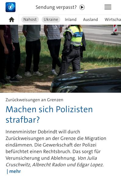 Das Bild zeigt eine Szene an einer Straßenböschung nahe einer Grenze. Im Vordergrund steht eine Polizistin mit gelber Warnweste und dem Aufdruck „Polizei“ auf dem Rücken. Sie steht einer Gruppe junger Männer gegenüber, die in einer Reihe mit verschränkten Armen dastehen, offenbar kontrolliert oder zurückgewiesen werden. Im unteren Bildtext geht es um die rechtliche Problematik von Zurückweisungen an Grenzen, wobei Innenminister Dobrindt die Maßnahmen verschärfen will. Die Polizei-Gewerkschaft warnt vor einem möglichen Rechtsbruch. Das Bild vermittelt die Spannung zwischen Exekutive und Rechtsstaatlichkeit im Umgang mit Migration.

Image description – English:

The image shows a roadside scene near a border. In the foreground, a policewoman wearing a yellow safety vest labeled “Polizei” (German for “police”) faces a group of young men standing in line with their arms crossed, seemingly being checked or turned back. The article’s text discusses the legal implications of border rejections, as Interior Minister Dobrindt pushes to tighten measures. The police union warns that this could constitute a breach of law. The photo captures the tension between executive enforcement and the rule of law in the context of migration control.🖖