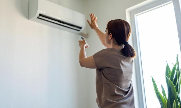 Una mujer enciende el aire acondicionado. (Getty Images)
