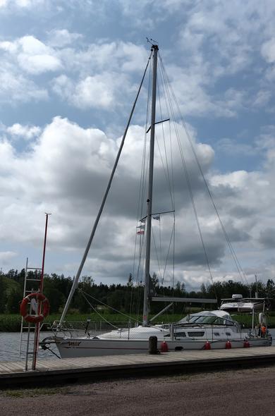 Purhevene on laiturissa Porvoonjoessa.