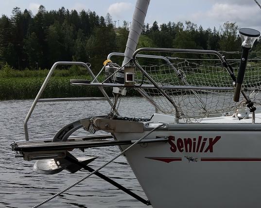 Lähikuva purjeveneen nimestä. Lukee unaisella Senilix.