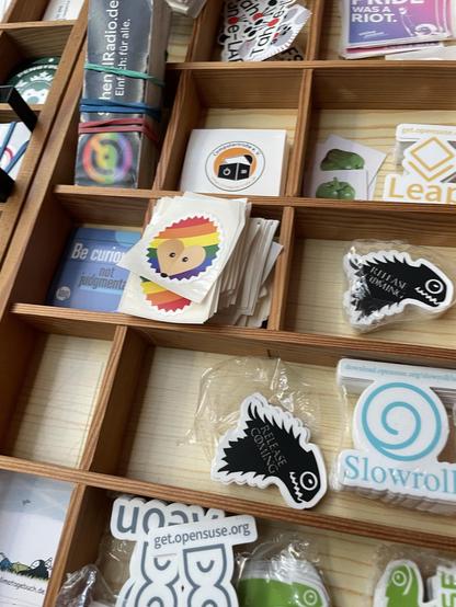 Stickerkiste mit unter anderem HedgeDoc Pride und computertruhe Sticker