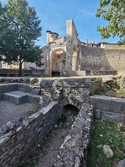 Vestiges gallo-romains dits Jardins de Cybèle à #Vienne (#Isère) Le site renferme les vestiges complexes d'un quartier de la ville gallo-romaine, répartis en trois ensembles authentifiables : arcades d'un porti...
Suite 👉 https://monumentum.fr/monument-historique/pa00117327/vienne-vestiges-gallo-romains-dits-jardins-de-cybele
#Patrimoine #MonumentHistorique
Photo CC-BY-SA 4.0 : SashiRolls