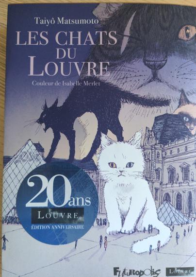 Couverture du livre les chats du Louvre avec sa pyramide et les chats en grand