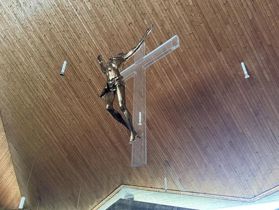 Jesus als Gekreuzigter und zugleich als Auferstehender.