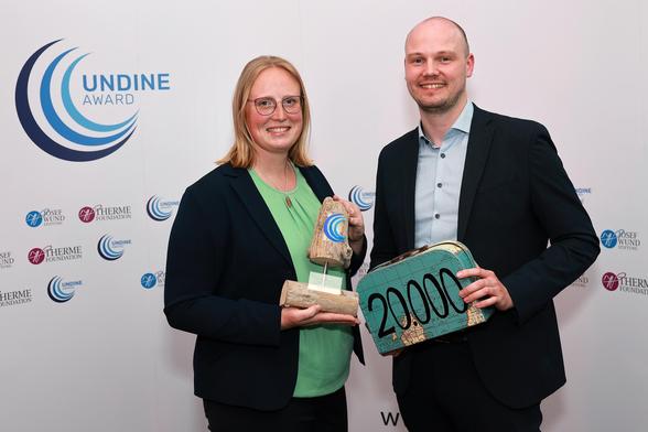 Madeleine Panitz und Elias Eger bei der Verleihung des Undine Awards mit der Trophäe