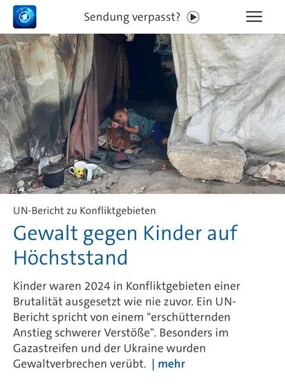 Ein kleines Kind liegt auf einer schmutzigen Decke am Boden einer notdürftigen Unterkunft, eingehüllt in Schatten und Armut. Vor dem Eingang stehen zwei einfache Tassen und ein schwarzer Kochtopf – stille Zeugen eines überlebensnotwendigen Alltags. Das Kind blickt erschöpft in die Kamera, als wolle es fragen: Wo bleibt der Schutz, den mir die Welt schuldet?

📝 Kontext:
Dieses Bild steht symbolisch für den moralischen Zusammenbruch unserer Zivilisation. Es zeigt, was geschieht, wenn die Säule des Humanismus – die unantastbare Würde des Menschen – unter den Angriffen von Krieg, Gleichgültigkeit und politischer Verantwortungslosigkeit zu zerbrechen droht.

⸻

📷 Image Description (English):
A small child lies on a dirty blanket inside a makeshift shelter, wrapped in shadow and poverty. In front of the entrance, two simple cups and a black kettle sit quietly – silent witnesses of a life reduced to bare survival. The child gazes wearily at the camera, as if asking: Where is the protection the world owes me?

📝 Context:
This image symbolizes the moral collapse of civilization. It reveals what happens when the pillar of humanism – the inviolable dignity of the individual – begins to crumble under the assault of war, apathy, and political negligence.🖖
