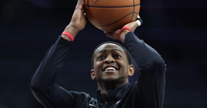 Report: The Spurs have acquired De’Aaron Fox as part of three-team deal with Kings and Bulls