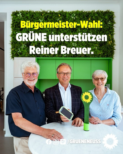 Drei Personen stehen nebeneinander in der Geschäftsstelle der GRÜNEN. V.l.n.r. Erhard Demmer, Reiner Breuer, Maria Haag