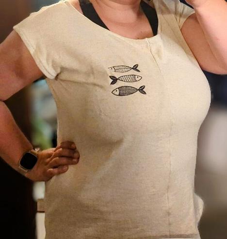 Die drei Stichlingen auf einem selbstgenähten, beigen, Jersey T-Shirt.