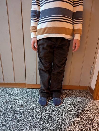 Eine braune Cordhose. Mein Sohn trägt sie.
