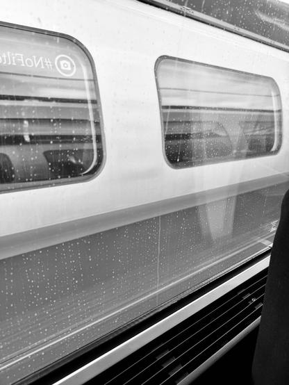 Photo en noir et blanc.
Assis depuis un TGV je prends en photo le TGV d’en face (qui a les vitres crades).