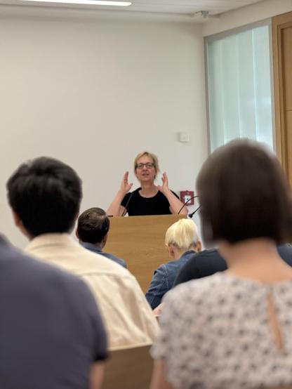 Eine Frau mit erhobenen Händen vor einer Menge