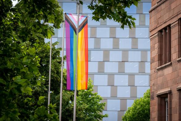 Die Pride Flagge wurde vor dem KG 1 gehisst. Foto: Klaus Polkowski / Universität Freiburg