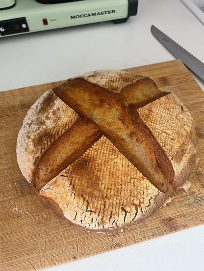 Tumman ruskea leipä leikkuulaudalla
