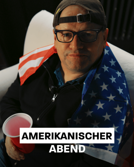 Ein Mann sitzt auf einem weißen Sessel und trägt eine amerikanische Flagge um die Schultern. Er trägt eine schwarze Kappe auf dem Kopf und eine schwarze Jacke mit einem Reißverschluss. In seiner rechten Hand hält er einen roten Plastikbecher. Der Hintergrund ist dunkel, und auf dem Bild steht in großen weißen Buchstaben "AMERIKANISCHER ABEND".

Bereitgestellt von @altbot, privat und lokal generiert mit Ovis2-8B, bearbeitet