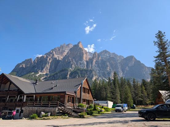 Blick vom Campingplatz auf das unmittelbar dahinter liegende Felsmassiv.