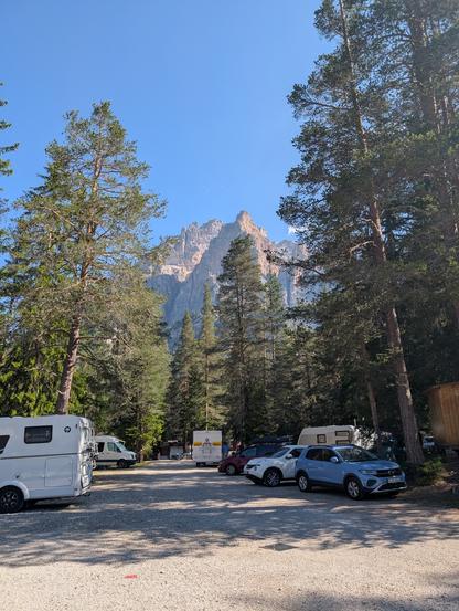 Blick vom Campingplatz auf das unmittelbar dahinter liegende Felsmassiv.
