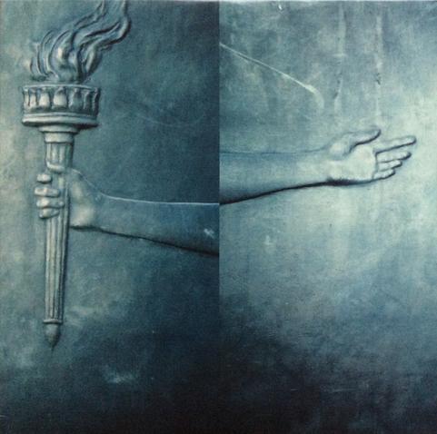Pochette de l'album The Argument de Fugazi, photo d'un relief en bronze coupé par une ligne verticale au milieu, ne sont visibles que les avant-bras, à droite une main ouverte paume vers l'avant, à gauche l'autre main tenant un flambeau.