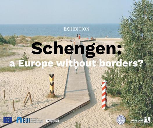 Strandsteg zum Meer, nur zwei frei stehende Grenzpfähle links und rechts des Holzstegs weisen auf die deutsch-polnische Grenze hin.