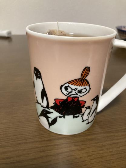ミイとペンギンのイラストのマグカップの写真