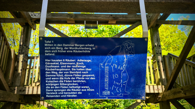 Auf jeder Ebene des hölzernen Aussichtsturms sind Tafeln angebracht, auf denen eine Räubergeschichte erzählt wird, die sich in dem umliegenden Wald der Sage nach zugetragen haben soll.