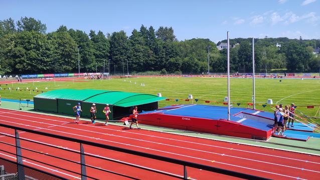 Les concurrents du 5000m marche aux championnats de France Master d'athlétisme sur piste à Saint Renan