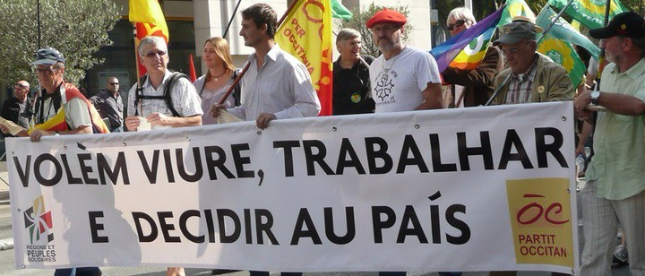 Banderole Nous voulons vivre, travailler et décider au pays ! Volèm viure, trabalhar e decidir au país !