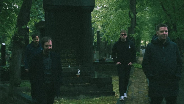 Debutové album CosmoBrigade je venku! Je plná hutné, postpunkové posedlosti.