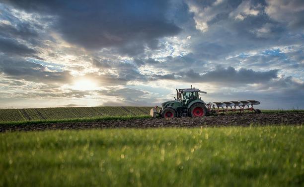 Traktor auf einem Feld. 

Bild: Franz26 / Pixabay