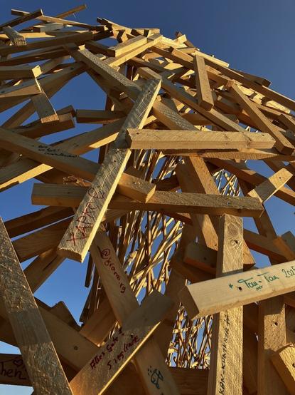 begehbare Skulptur von Martin Steinert aus Holzlatten auf Tollwood