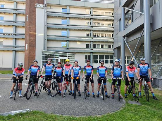 Groepsfoto van KNMI'ers op de fiets