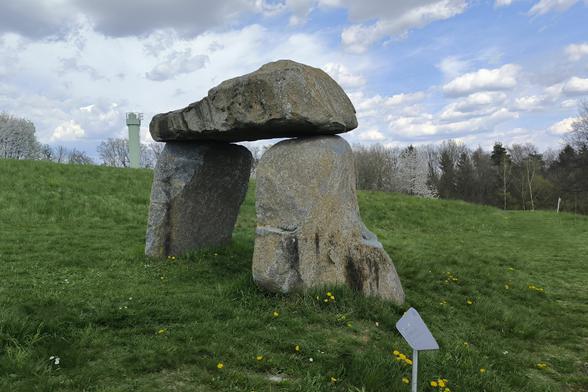 Dolmen auf dem Krafthügel bei der Therme Loipersdorf