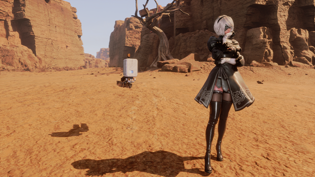 La protagonista de Stellar Blade, Eve, con el traje de 2B de NieR Automata en medio del desierto.
