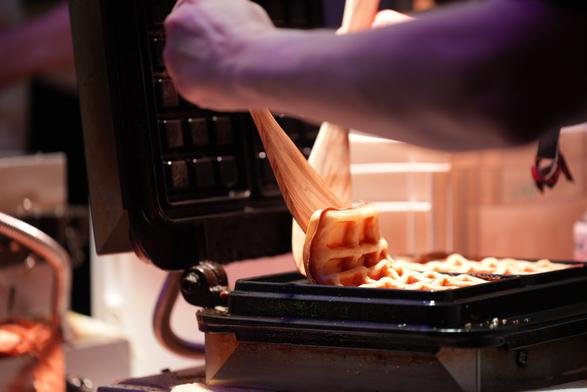 Eine frische Waffel wird aus dem Waffeleisen befreit