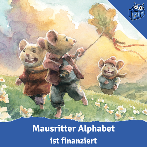 Mausritter Alphabet-Illustration zeigt drei fröhliche Mäuse auf einer sonnigen Wiese mit Blumen. Eine Maus hält eine Schnur, an der ein großes Blatt als 'Drachen' im Wind flattert, während die anderen beiden Mäuse begeistert zusehen. Die warme Aquarell-Illustration von Lutz Winter zeigt einen perfekten Sommertag. Unten steht 'Mausritter Alphabet ist finanziert' mit System Matters Logo.