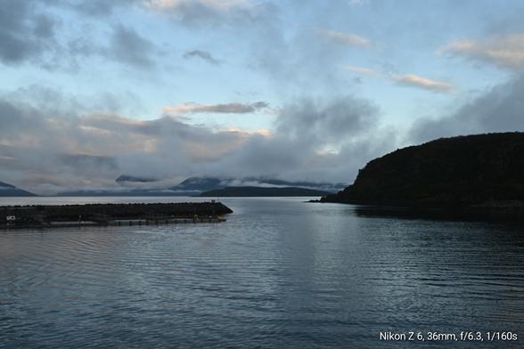 Lichtstimmung in der Dämmerung der norwegischen Fjorde in Norrland