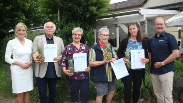 Beim Kreissporttag in Küsten stehen Sabine Möller, Karin Recht, Anja Klein und Herbert Franz im Rampenlicht
