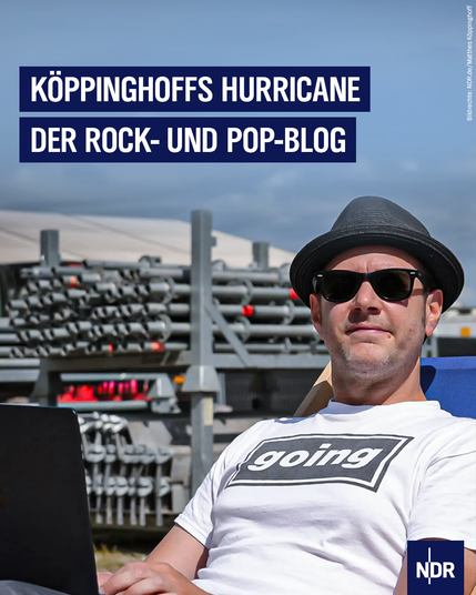 Bild: Ein Mann mit in T-Shirt Hut und Sonnenbrille sitzt auf einem Stuhl und tippt auf seinem Laptop.

Text: Köppinghoffs Hurricane: Der Rock- und Pop-Blog
