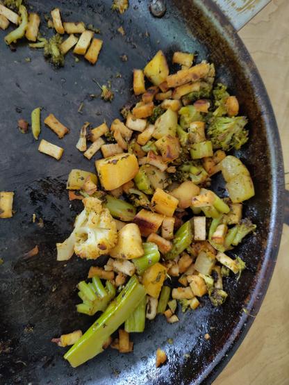 Pfanne mit Brokkoli, Pastinake, Blumenkohl und Kohlrabi