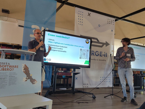 I relatori Fabio Lovato (sinistra) e Carlo Baratto (destra) mostrano la pagina conclusiva della loro presentazione sul progetto.
Davanti c'è un cartellone bellissimo con "Cos'è il software libero".

Dettagli sessione:
https://pretalx.com/merge-it-2025/talk/N3ZJWP/