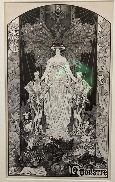 Lithographie en noir et blanc qui représente une femme, la poitrine nue mais vêtue d'une longue robe très ouvragée, aux nombreux motifs entremêlés. Elle porte une coiffure composée de plumes de paon, très grande. Elle tient dans ses mains deux oiseaux (des coqs ?). Autour d'elle, des motifs géographiques et végétaux et animaux stylisés. Un cadre est figuré sur les côtés et contient des têtes de personnages aux expressions exagérées ; on lit aussi le nom de l'artiste et le titre, qui présente la particularité de contenir deux articles en un, Lae, en bas à droite.
Oeuvre de Jules Oury dit Marcel-Lenoir, datée vers 1897 et intitulée Lae monstre