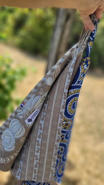 Sac nappe qui est en fait un sac à tarte, boîte à pizza...et qui se transforme en mini nappe !
Assorti au sac origami