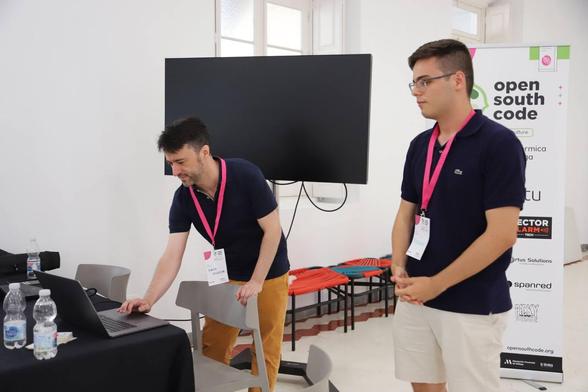 Aquí estamos con Diego Moreda (IBM) y Enrique Pérez en este taller práctico donde exploramos cómo aplicar la computación cuántica con Qiskit, un framework de código abierto de Python desarrollado por IBM.

Hemos aprendido a mapear problemas al lenguaje cuántico, optimizar circuitos, ejecutarlos en computadores cuánticos y analizar los resultados.

#OpenSouthCode25 
#QuantumComputing 
#Qiskit 

Universidad de Málaga E.T.S.I. Informática - UMA NICS Lab Isaac Agudo