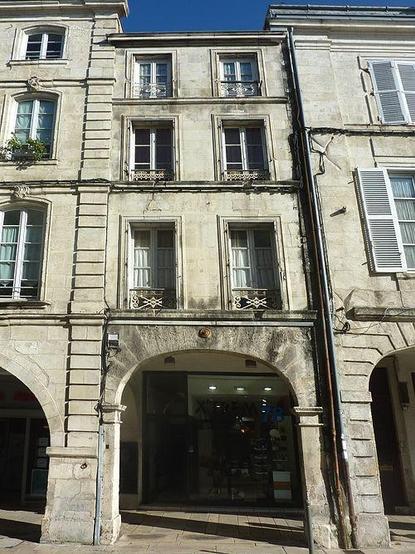 Maison à #LaRochelle (#CharenteMaritime) Maisons bordées de porches en arcade. Construction XVIIIe siècle. Arcade : inscription par arrêté du 14 juin 1928.
Suite 👉 https://monumentum.fr/monument-historique/pa00104959/la-rochelle-maison
#Patrimoine #MonumentHistorique
Photo CC-BY-SA 4.0 : Patrick Despoix