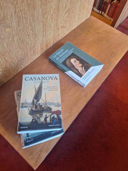 Livres de Casanova et livre sur Boileau dans la zone où on redepose les livres du libre acces qu'on a consultés